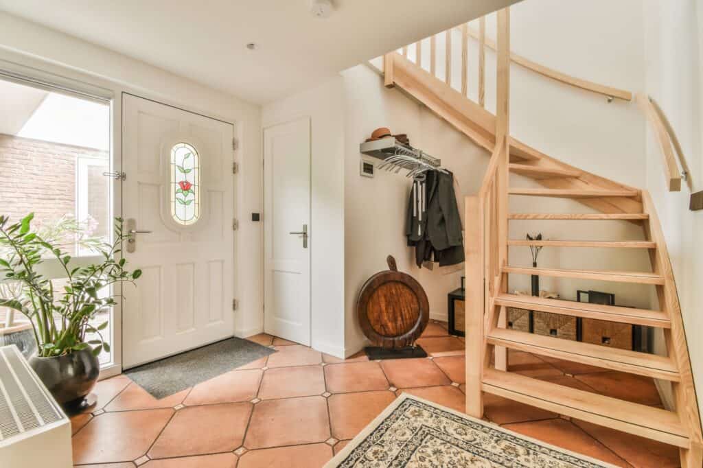 A staircase with sharp turn - an accessibility challenge for the movers